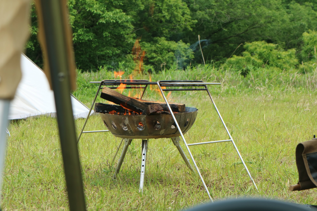 MINIMALWORKS焚き火台VULCANとMINIMALWORKSのIRON SHELF