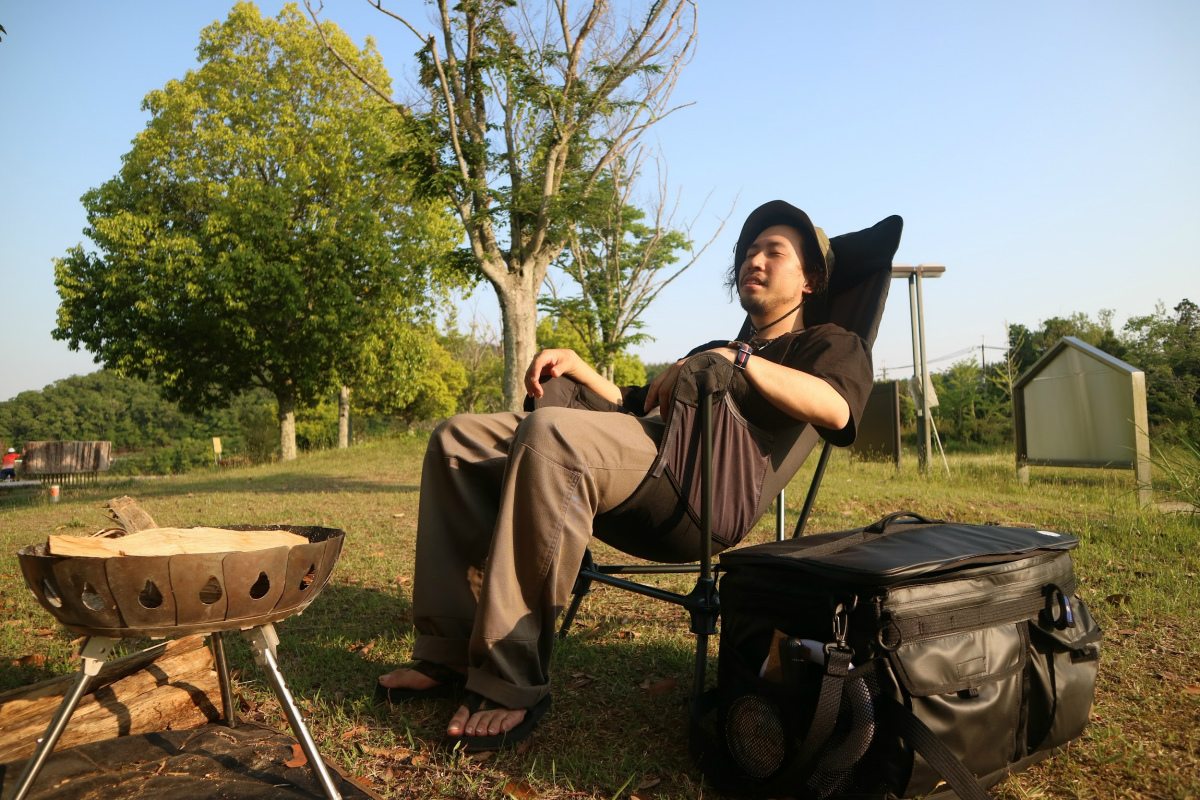 eno Lounger DL Chairに座るUNBY三田店店長小林